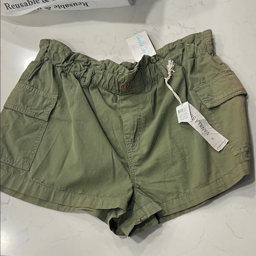 NWT Vanilla Star Women's Cargo Shorts in Olive XL